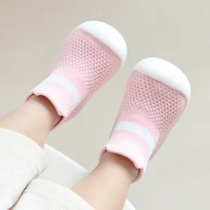 Scarpe da passeggio per neonati rosa traspiranti con suola in gomma bianca morbida