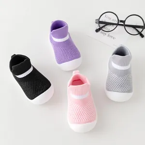 Scarpe da primi passi in maglia traspirante con suola morbida per neonati, vari colori
