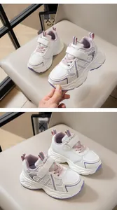 Primer plano de malla transpirable y tira de velcro en zapatillas de niña