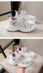 Detalle de zapatillas deportivas para niña en malla transpirable blanco y violeta