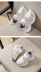 Detalle de las zapatillas ligeras de malla transpirable morada y blanca para niñas
