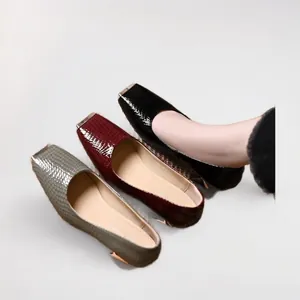 Dettaglio di scarpe décolleté stile francese motivo serpente con punta quadrata