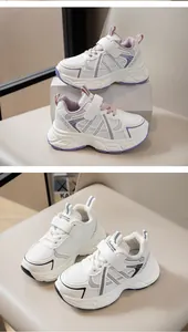 Primer plano de zapatillas ligeras de malla transpirable para niñas en púrpura y negro