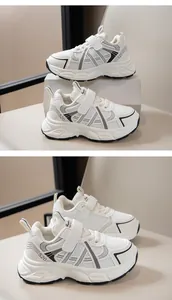 Zapatillas blancas de malla para niños con detalles negros y correas de velcro
