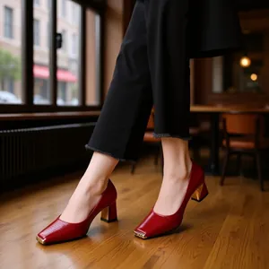 Eleganti décolleté rosse in pelle di serpente con punta quadrata e tacco dorato