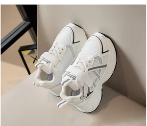 Vista detallada de zapatillas deportivas blancas de malla para niña con suela gruesa