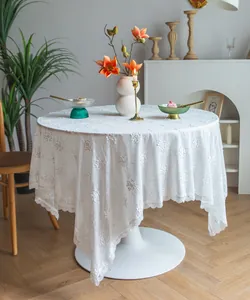 Nappe vintage en dentelle française blanche ornée de broderies florales délicates