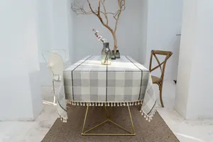 Eleganter grau karierter Baumwoll-Leinen-Tischtuch mit dekorativen Quasten-Details