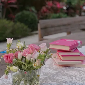 Elegante camino de mesa de encaje blanco con bordados florales en un jardín romántico