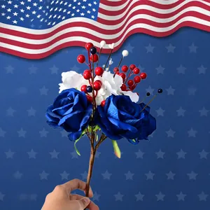 Bouquet patriotique de roses bleues et baies rouges pour le 4 juillet décor