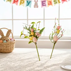 Tiges florales artificielles avec œufs de Pâques et baies sur nappe en dentelle