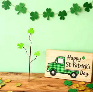 Detailansicht eines künstlichen Kleeblattzweigs für die St. Patrick's Day Deko