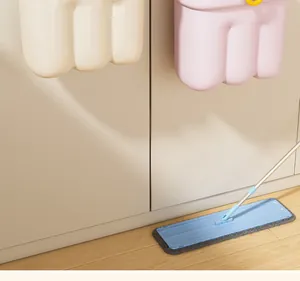 Scène montrant des poubelles de cuisine poulpe murales avec un balai plat bleu nettoyant.