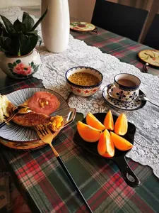 Elegante camino de mesa de encaje bordado blanco de estilo francés en mesa de desayuno.