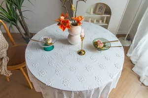 Nappe de table en dentelle blanche vintage française avec broderie florale détaillée.