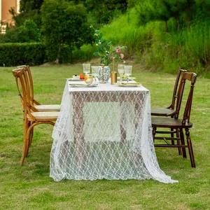 Nappe rectangulaire en dentelle blanche française dans un décor de mariage en plein air.