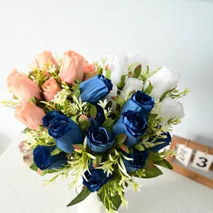 Primer plano de ramo de 11 rosas de seda artificiales en azul rosa y blanco