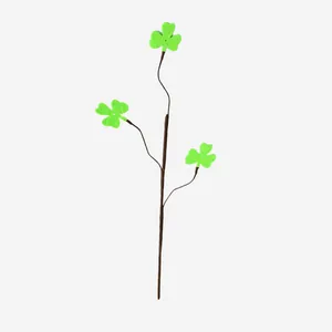 Detailansicht eines künstlichen Kleeblattstiels für die St. Patrick's Day Dekoration