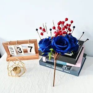 Gros plan d'un bouquet de roses bleues et baies rouges patriotiques pour le 4 juillet