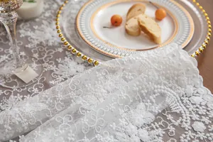 Detalle del elegante camino de mesa francés de encaje de algodón blanco bordado en 3D