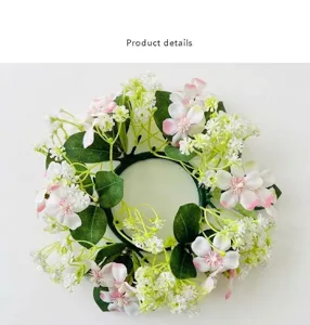 Primo piano di ghirlanda di fiori artificiali con piccoli fiori bianchi e rosa decorativi.