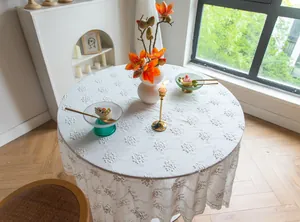 Nappe en dentelle brodée blanche avec motifs floraux dans un style rétro français