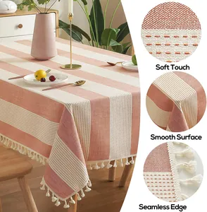 Vue détaillée montrant le toucher doux et les bords à franges de la nappe à rayures.
