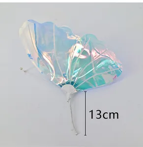 Vista dettagliata della farfalla olografica iridescente da 13 cm per decorazioni eventi