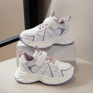 Zapatillas de malla transpirable para niña con suela blanda y detalles en morado