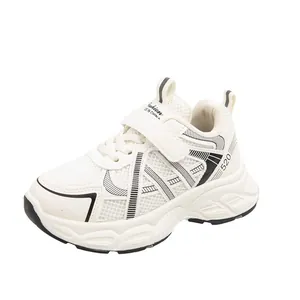 Zapatillas blancas de malla transpirable para niñas con velcro y suela suave y ligera