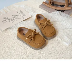 Detailansicht brauner Kleinkind-Loafer für Mädchen mit Schleife und weicher Sohle.