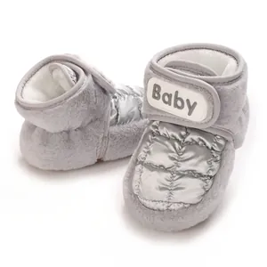 Warme graue Winter-Babyschuhe mit Kunstfellfutter und gesteppter Metallic-Vorderseite