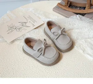 Nahaufnahme beige Wildleder Baby Prinzessin Schuhe mit Schleife in gemütlichem Ambiente