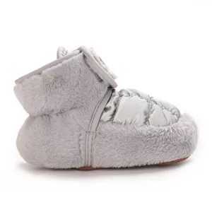 Seitenprofil von grauen Baby-Winterstiefeln aus weichem Plüsch und Steppstoff.