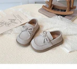 Elegante graue Wildleder-Kinderschuhe mit dekorativer Schleife und weicher Sohle