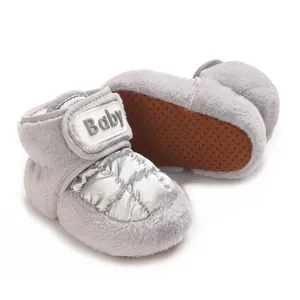 Detailansicht grauer Plüsch-Babyschuhe für den Winter mit silbern gesteppter Vorderseite