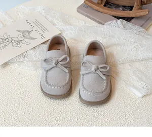 Detailansicht von Mädchen-Loafern im britischen Stil mit Schleife und Ziernaht