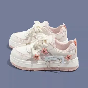 Stylische weiße Mädchen Plateau-Sneaker mit rosa Sternen und Herz-Ketten-Accessoire