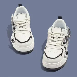 Trendige weiße Mädchen-Sneaker mit 3D-Blumenanhängern und dicker Sohle im Detail