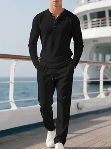 Schwarzes Cord-Langarmshirt für Herren in lässiger Kreuzfahrt-Atmosphäre auf dem Deck