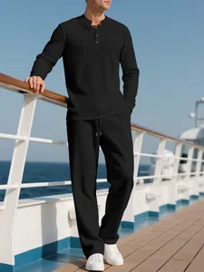 Vollansicht des schwarzen Cord-Henley-Oberteils und der Freizeithose für Herren
