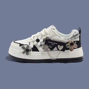 Detailansicht der Mädchen Plateau-Sneaker mit Blumenanhängern und Kettenverzierung