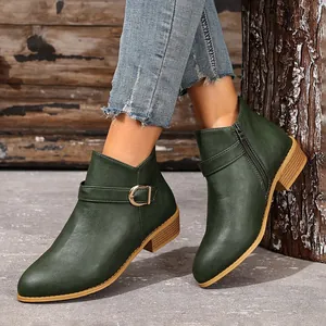 Gedetailleerd zijaanzicht van groene Chelsea-boots voor dames met gesp en ritssluiting