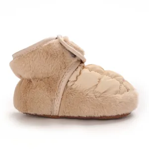 Detailansicht der warmen beigen Baby-Winterstiefel mit weichem Kunstfell und Steppmuster.