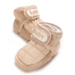 Nahaufnahme warmer beige Winterstiefel für Babys mit weichem Kunstfellfutter und Klettverschluss