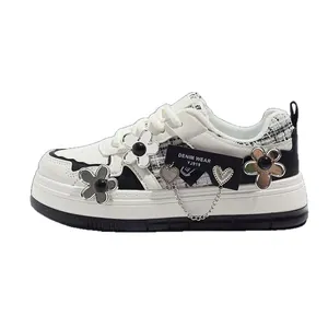Mädchen Sneaker in Schwarz-Weiß mit Blumenanhängern und Herz-Kettendetail-Plateau 2025