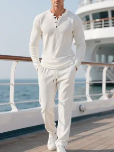 Detailansicht eines weiß gerippten Herren-Henley-Tops und einer passenden Hose auf einem Boot