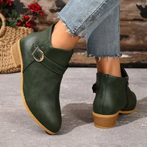 Donkergroene Chelsea boots voor dames met decoratieve gesp en zijdelingse rits.