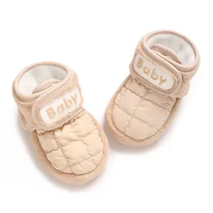 Warme Baby-Lauflernschuhe für den Winter mit Steppmuster und Kunstfellfutter.