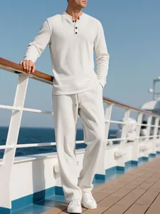 Detailansicht der cremefarbenen Cord-Freizeithose und des Langarmshirts für Herren